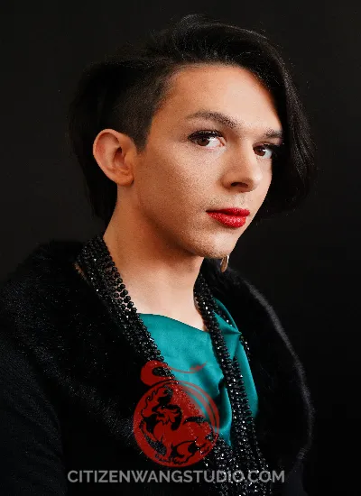 drag-artist-blue-shirt.JPG